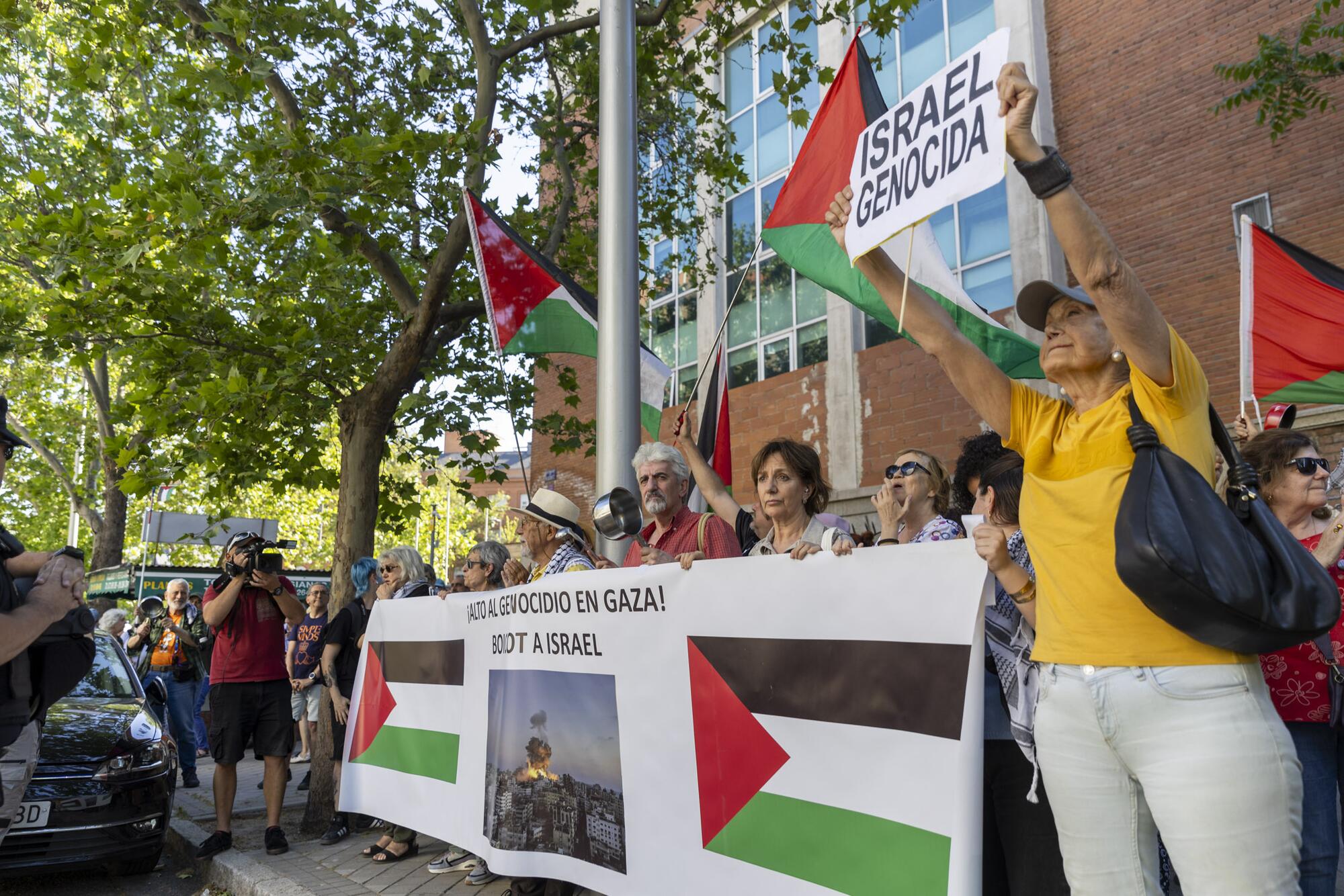 Cacerolada frente a la Embajada de  Israel - 3
